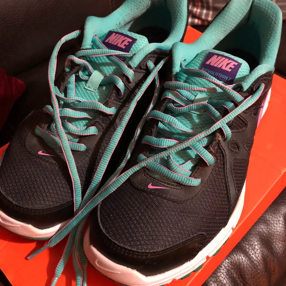 Nike - Women’s Revolution 2 - size 9